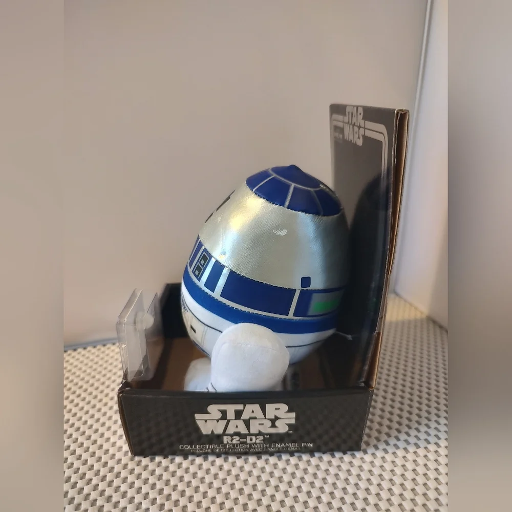 Star Wars Plush R2-D2 Collectible Plush with Enamel Pin NWT - Picture 4 of 6
